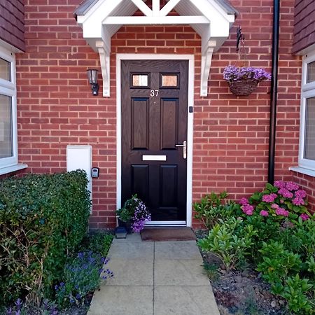 Beautiful En-Suite Room With Stairs Wokingham Exterior photo